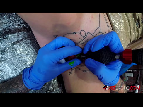 ❤️ Extremadamente tatuado hottie Sully Savage consiguió un tatuaje en su clítoris ☑ Video de porno en es.villagesexvideos.ru ❌️❤️❤️❤️❤️❤️❤️❤️
